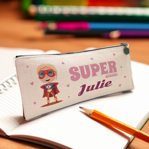 Trousse personnalisée - Super-Héroïne<br> <strong>23,5 x 10 cm</strong> – Image 2